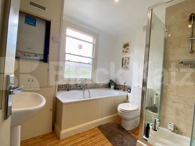 Bright & airy, offering approximately 1050 Sq. Ft.of living & entertaining space Henshaw Street, Elephant and Castle